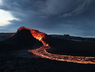 Scientific disclosures, tourism and communication on active volcanoes ... What is at stake?